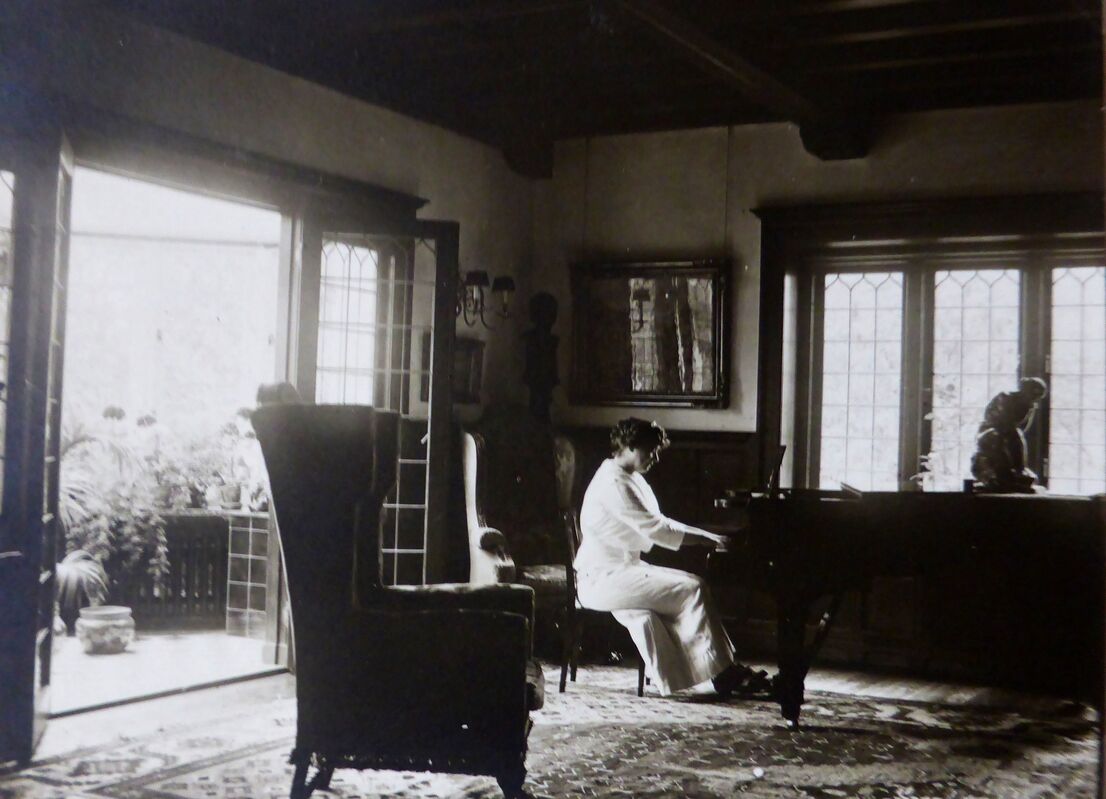  Anna aan de vleugel in de zitkamer van De Wilde Zwanen, 7 juni 1912 